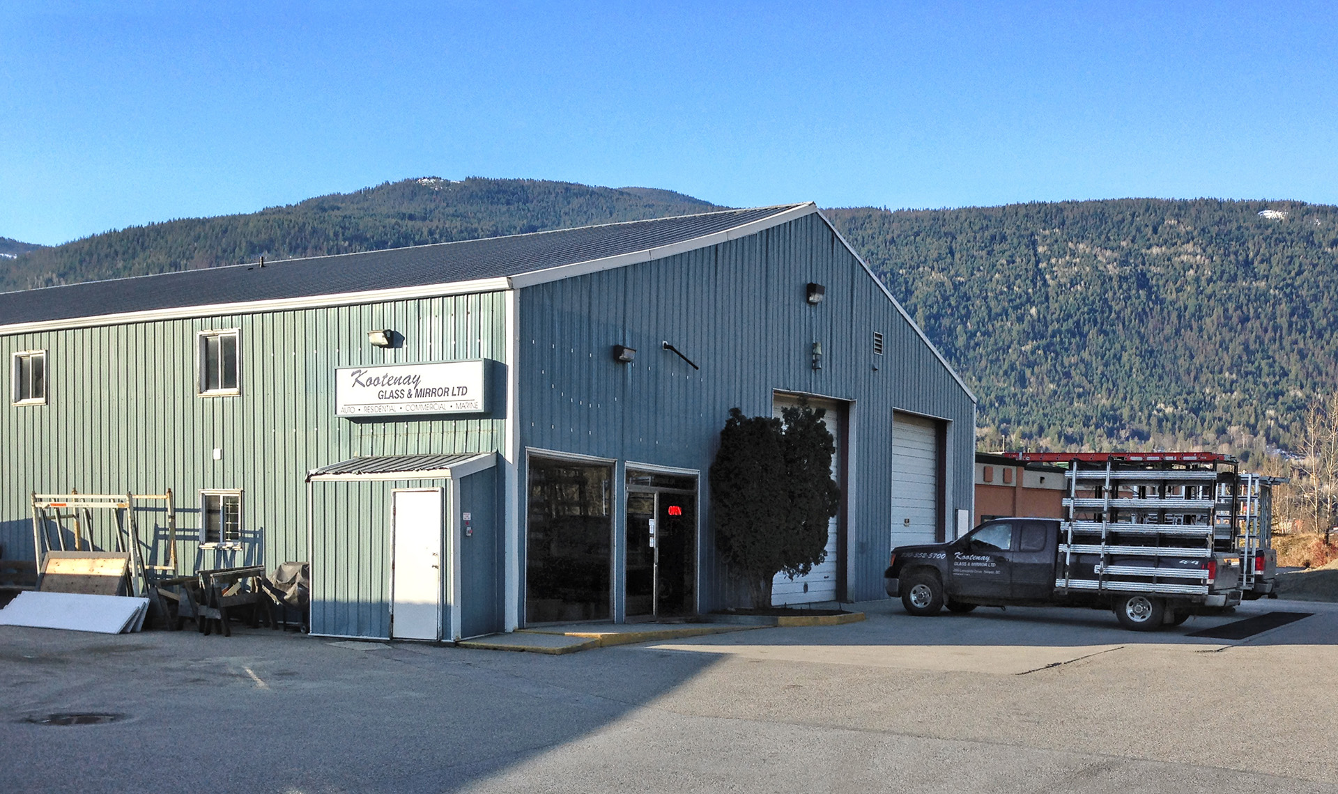 Exterior of Kootenay Glass & Mirror in Nelson, BC 