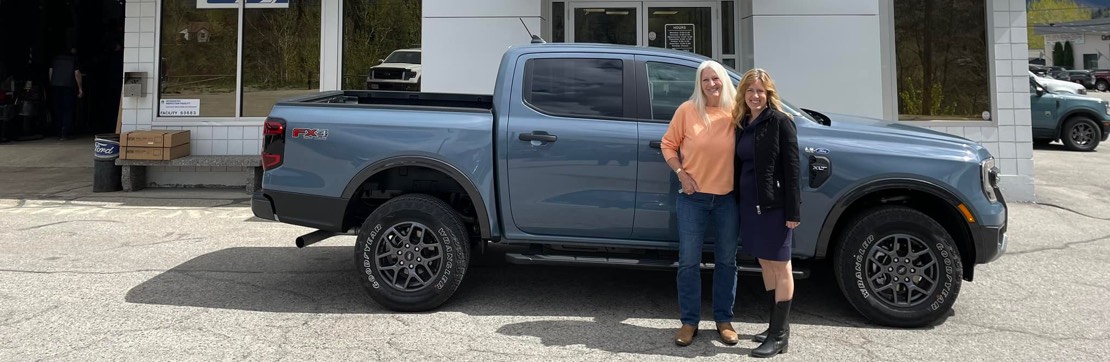 two_women_truck